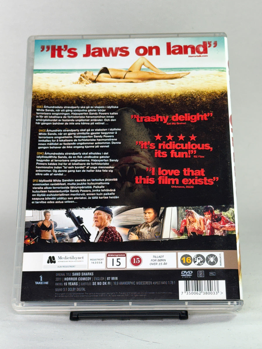 Bakside av DVD-cover for filmen Sand Sharks – sol, blod og humor i en klassisk B-filmparodi inspirert av Jaws, brukt DVD fra Brukbar Film.