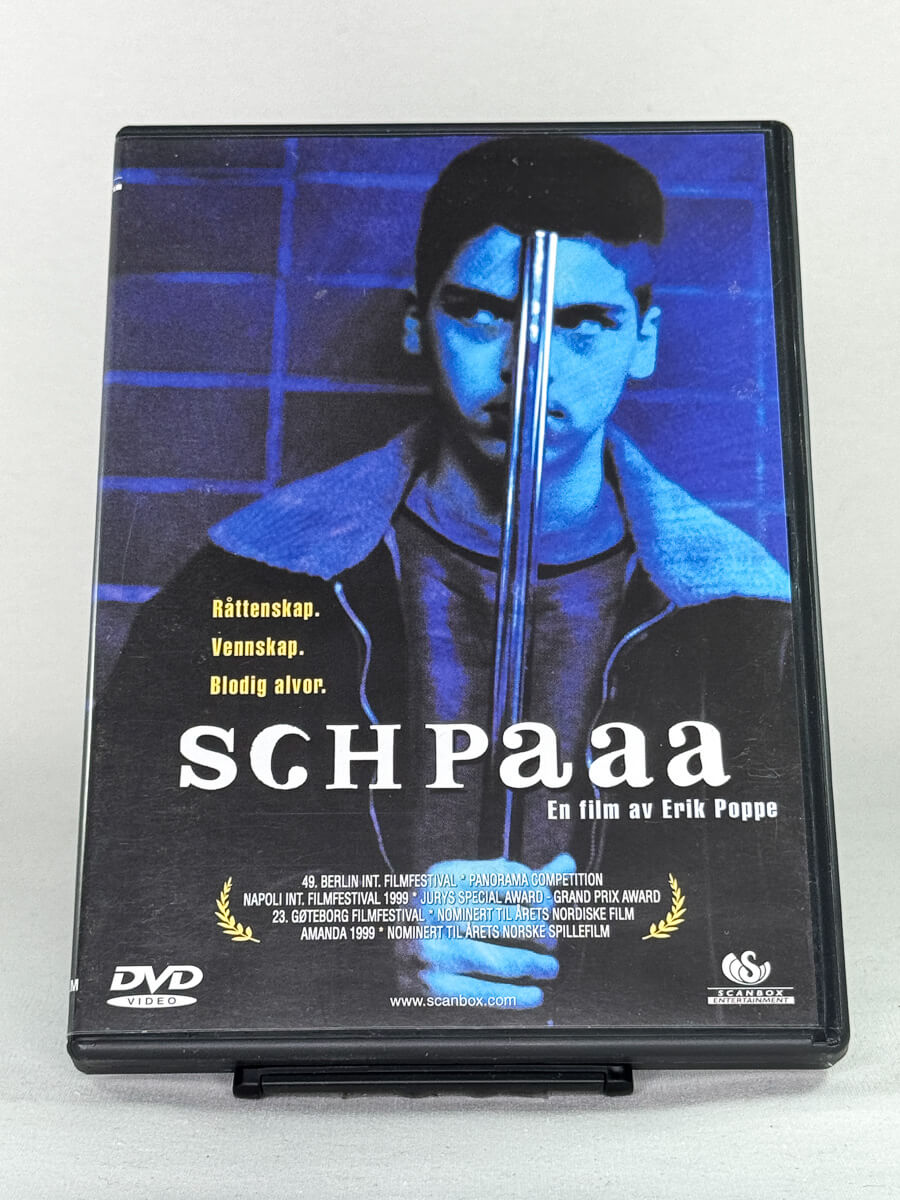 DVD-forside til filmen Schpaaa
Originalt cover brukt for produktbilde i nettbutikken Brukbar Film
