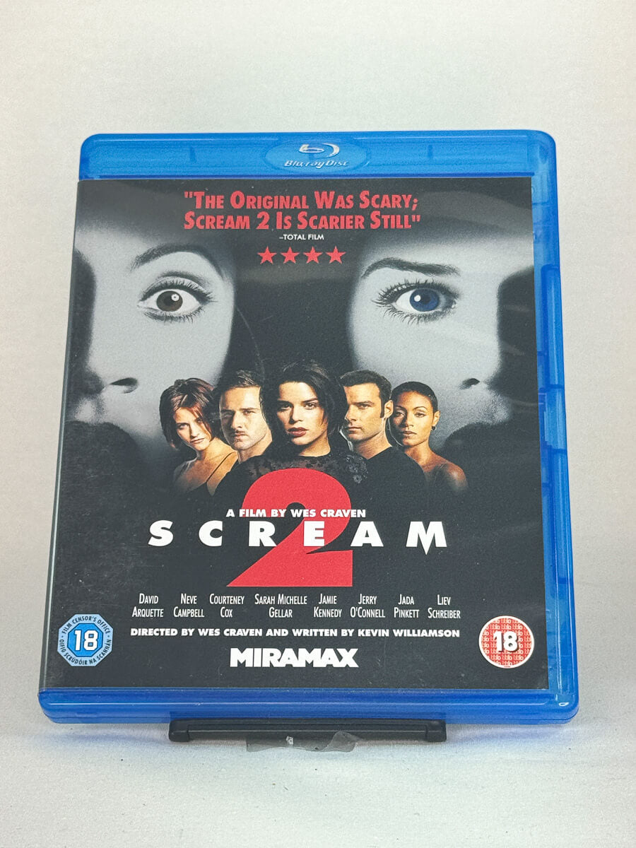 Forside av Scream 2 Blu-ray-cover – brukt skrekkfilm regissert av Wes Craven, tilgjengelig hos Brukbar Film