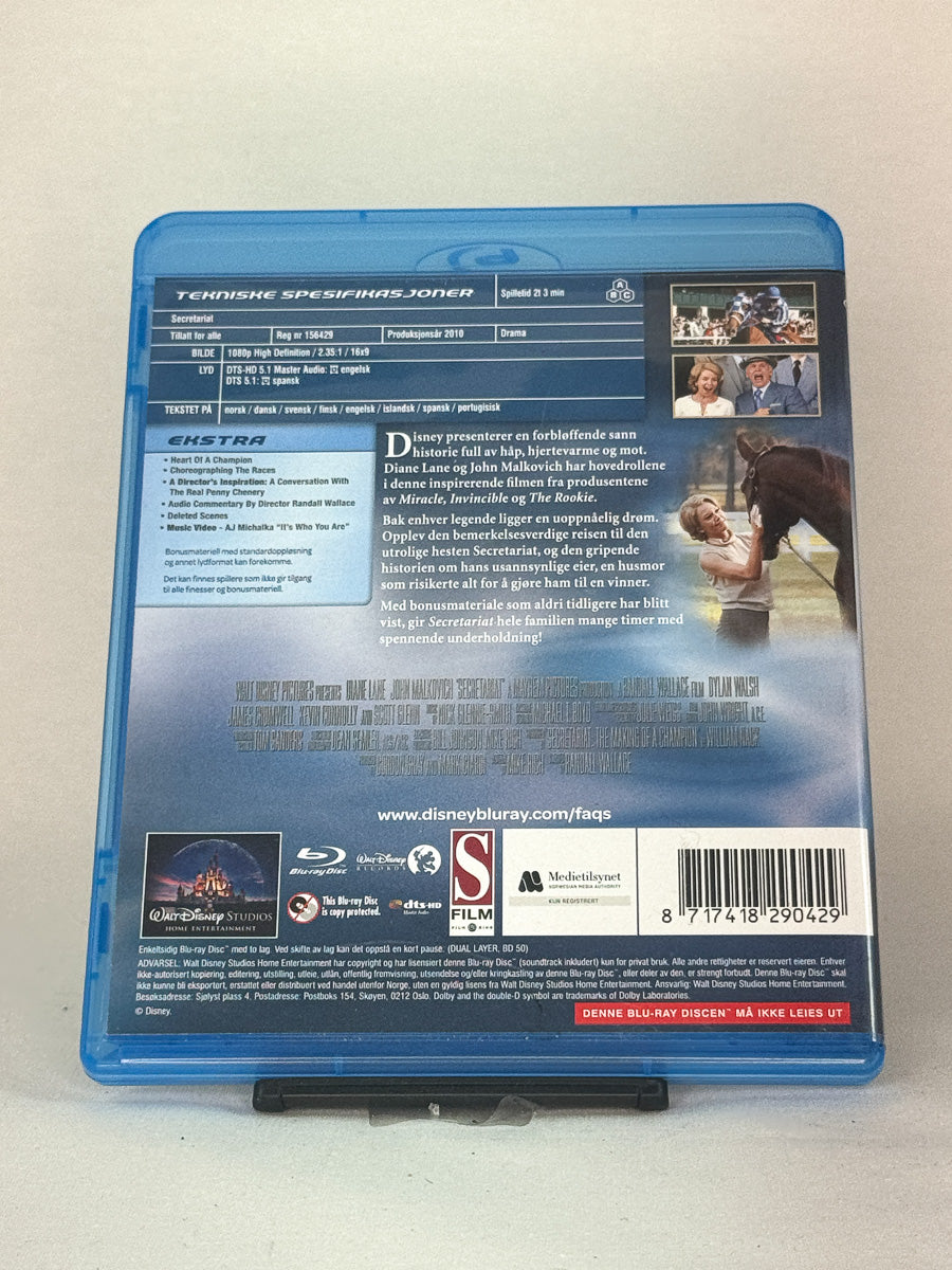 Bakside av Blu-ray-cover til Secretariat – basert på den sanne historien om et legendarisk veddeløpshest, Blu-ray-utgave hos Brukbar Film.