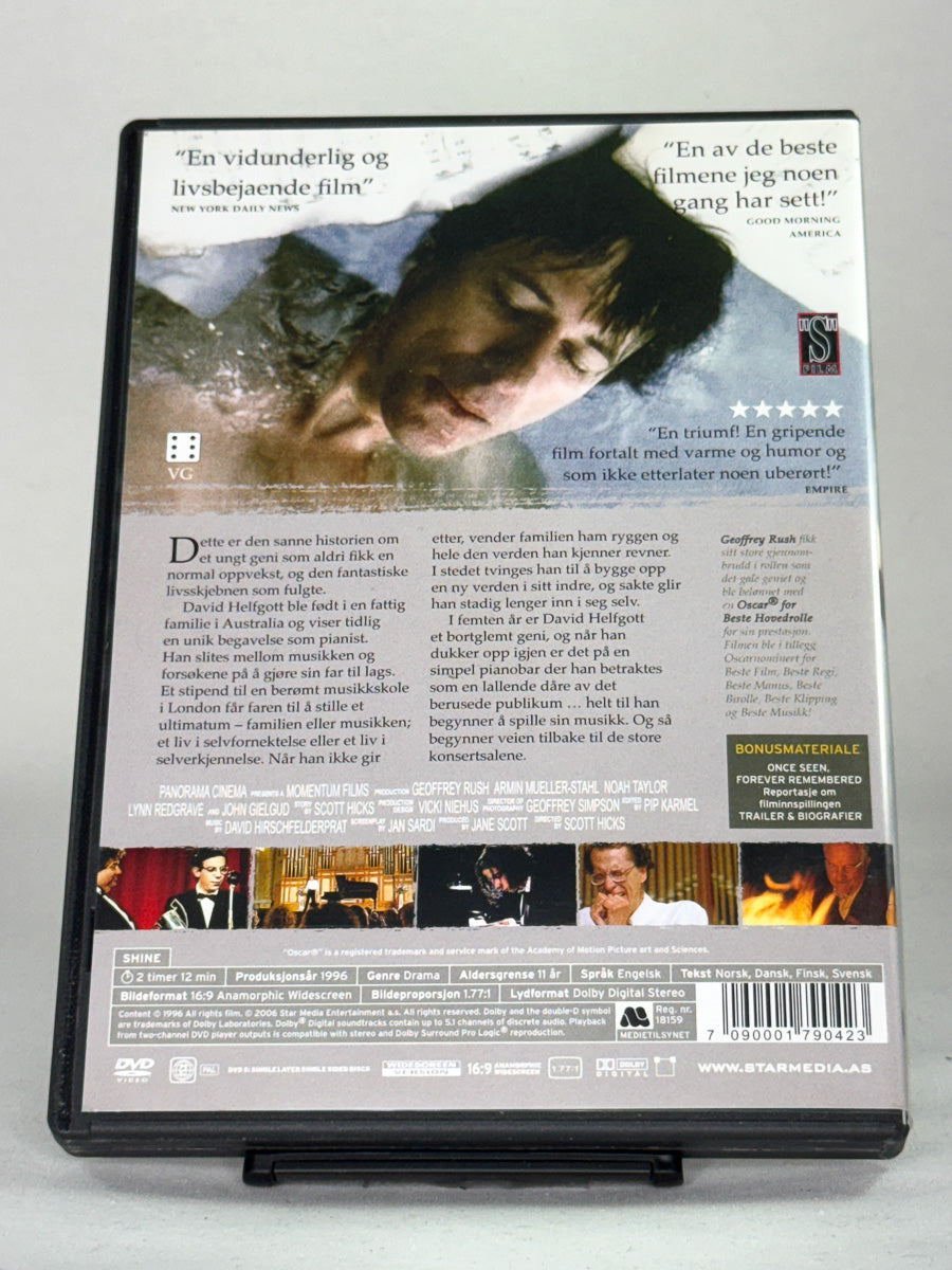 Bakside av DVD-cover for filmen Shine – brukt originalfilm på DVD, tilgjengelig hos Brukbar Film med et bredt utvalg av brukte filmer og serier