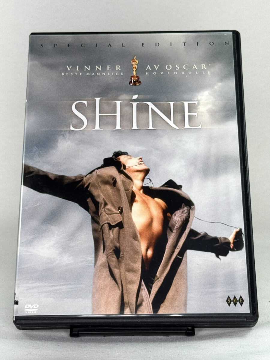 Brukt DVD-film Shine – forside av originalt filmcover, kjøp brukte DVD og Blu-ray filmer hos nettbutikken Brukbar Film