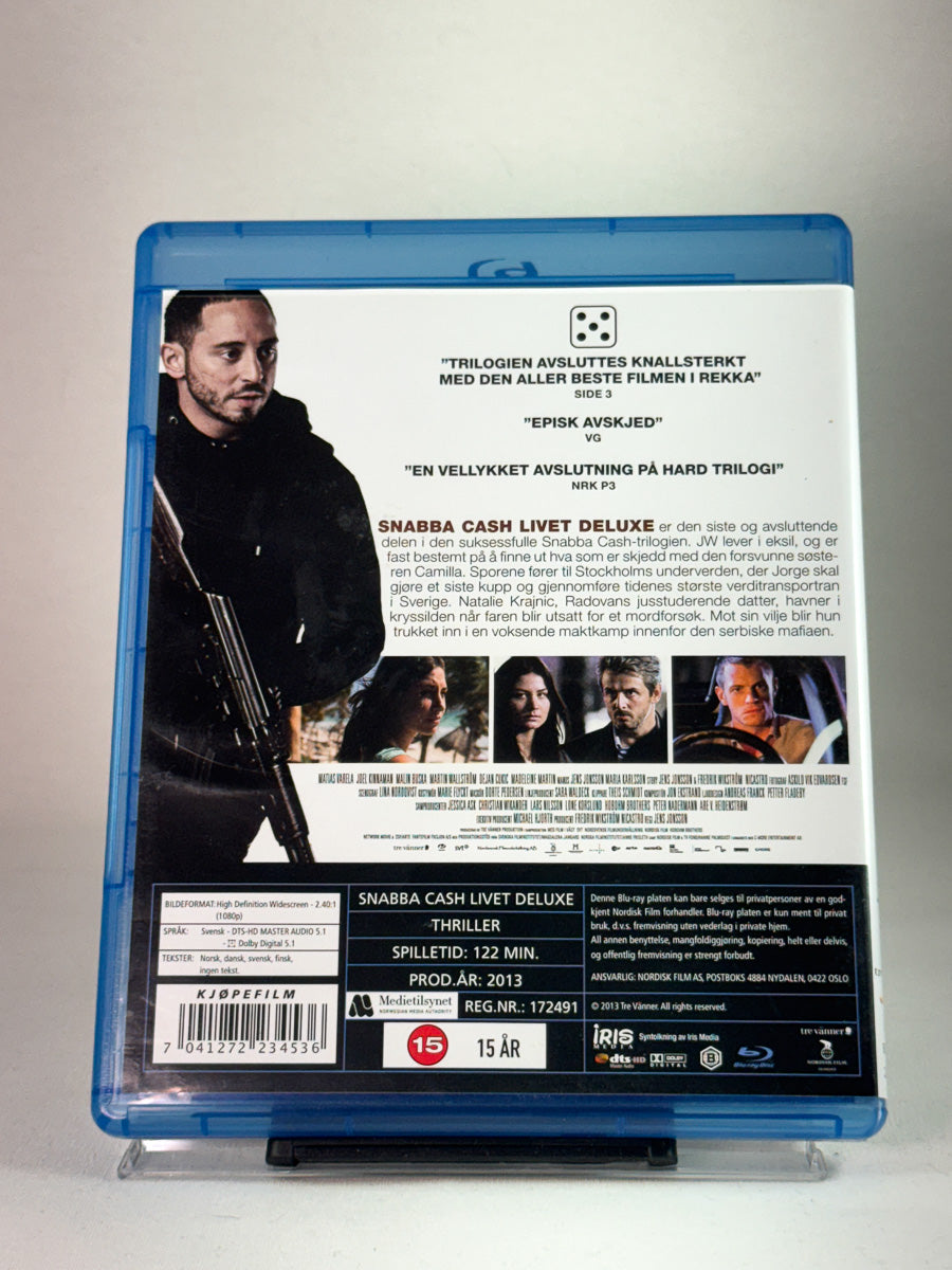 Bakside av Blu-ray-cover til Snabba Cash – Livet Deluxe – hardtslående avslutning på Snabba Cash-trilogien, Blu-ray hos Brukbar Film.
