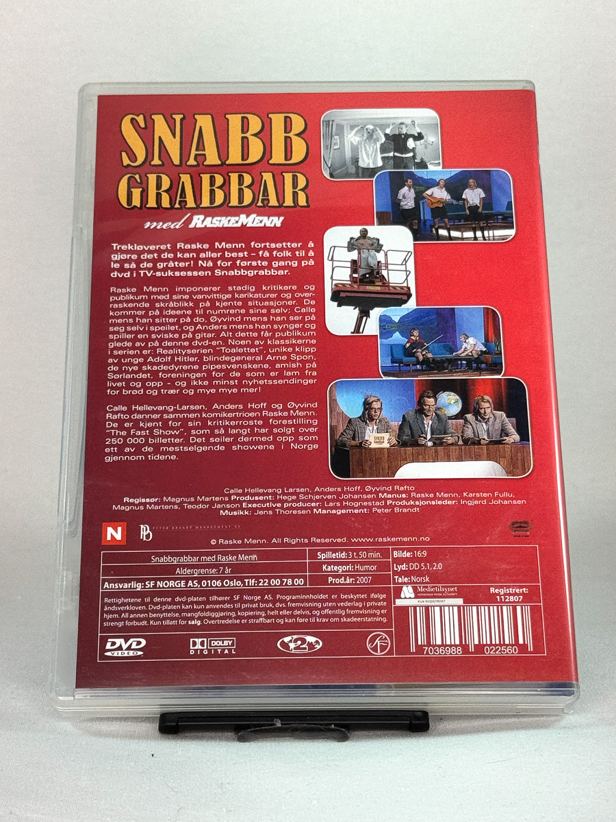 Bakside av DVD-cover til Snabbgrabbbar med Raske Menn – beskriver humorinnholdet og bonusmaterialet fra den populære norske gruppen – brukt DVD tilgjengelig hos Brukbar Film.