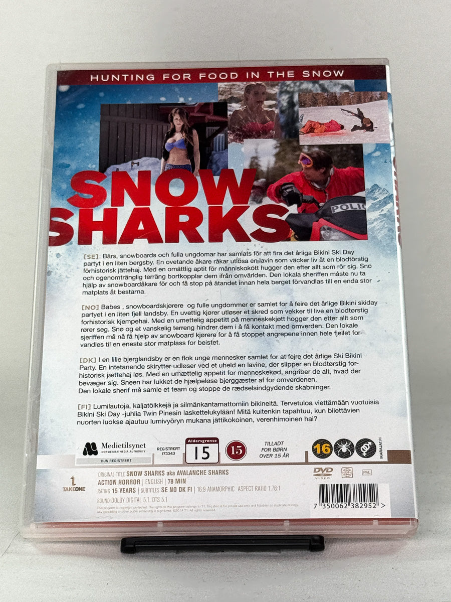 Bakside av DVD-cover for filmen Snow Sharks (også kjent som Avalanche Sharks) – kaldblodig haifilm i vintersnøen, brukt DVD hos Brukbar Film.