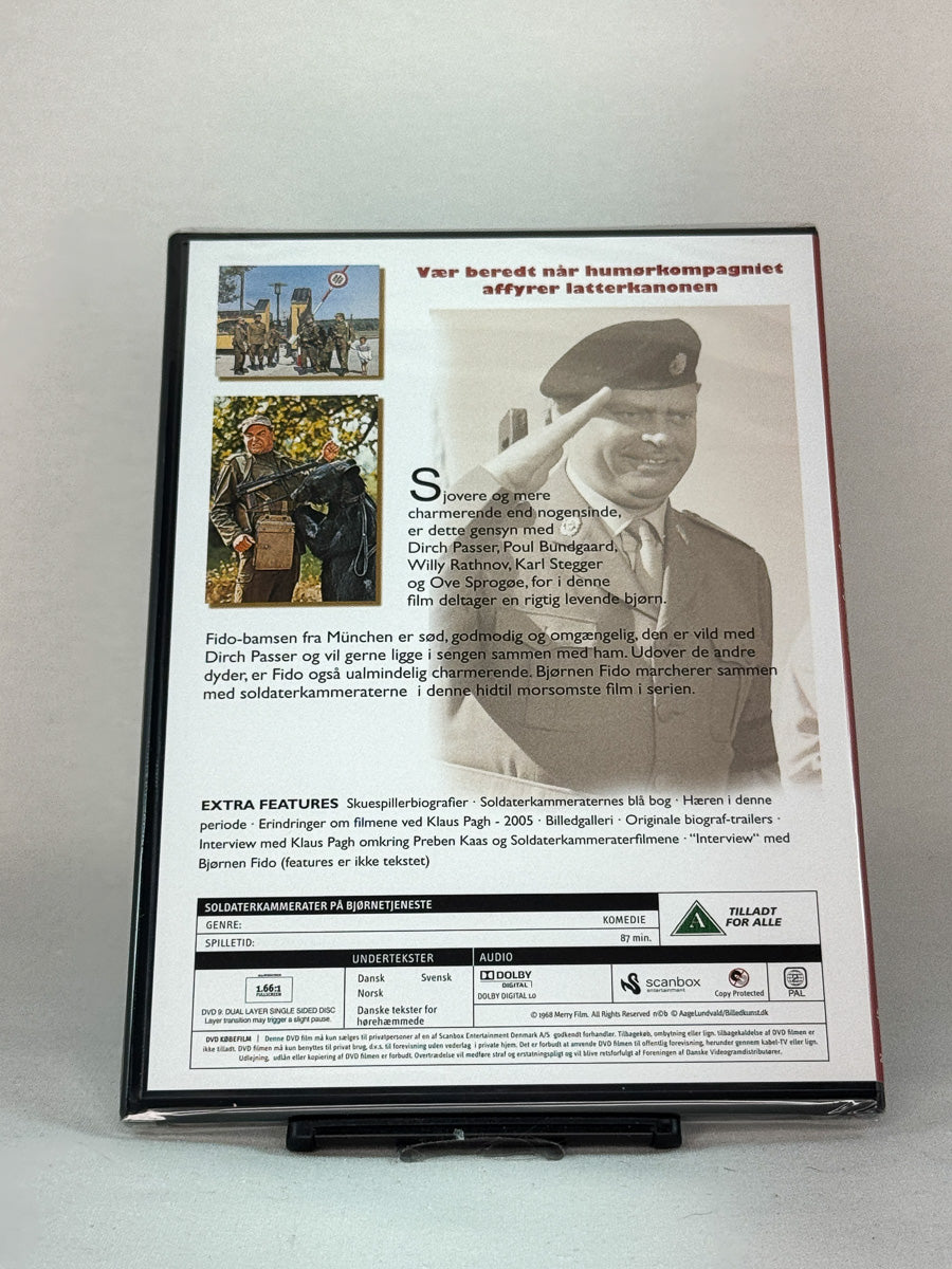 Bakside av DVD-cover til Soldaterkammerater paa Bjoernetjeneste – klassisk dansk komedie fra 1968 med Dirch Passer, utgitt i komplett samleboks hos Brukbar Film.
