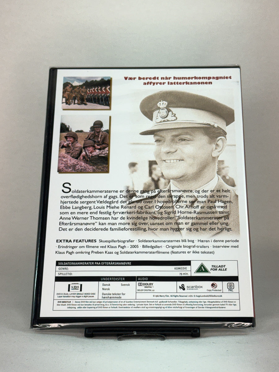 Bakside av DVD-cover for Soldaterkammerater paa Efteraars Manoevre – dansk filmkomedie med Ebbe Langberg og Preben Kaas, fra samleboksen Soldaterkammerater – Den komplette samling hos Brukbar Film.