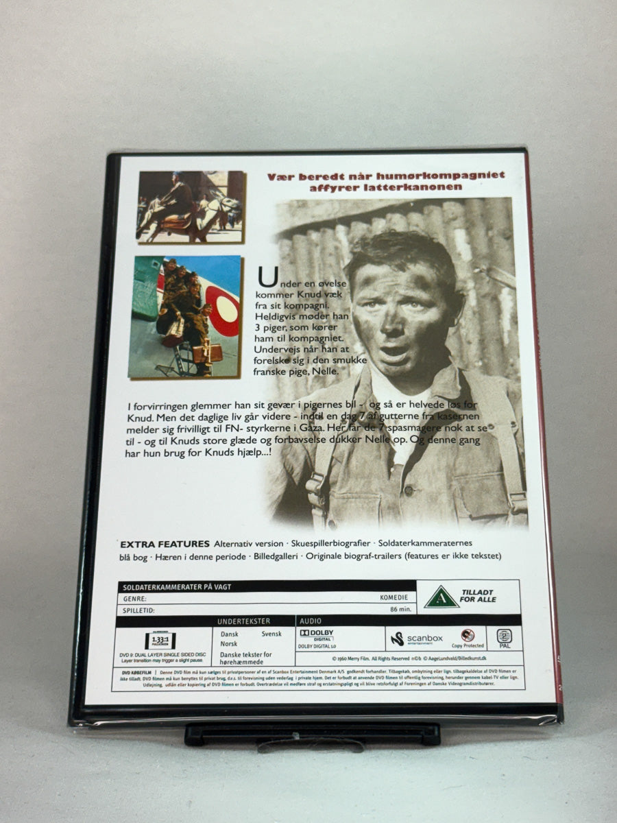 Bakside av DVD-cover for Soldaterkammerater paa vagt – dansk klassiker med Ebbe Langberg og Louis Miehe-Renard, utgitt i samleboksen hos Brukbar Film.