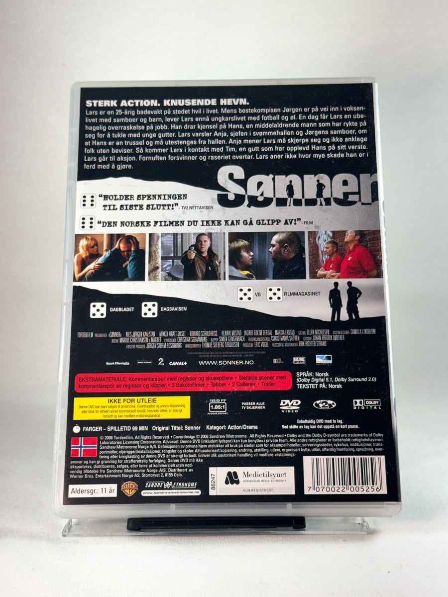 Bakside av cover til Sønner, bruktfilm på DVD hos Brukbar Film