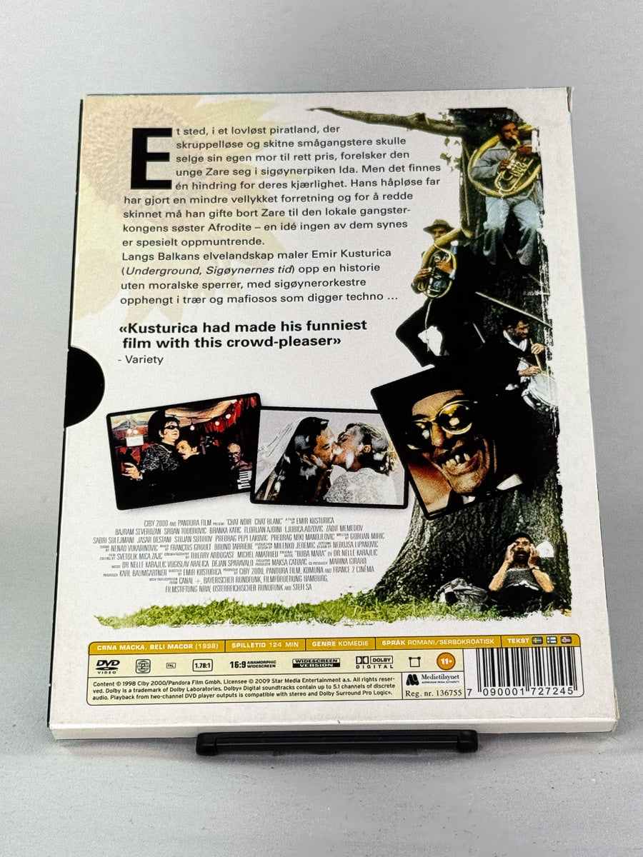 Bakside av DVD-cover til Sort hvit katt – prisvinnende kultfilm med humor, kaos og kjærlighet, second hand DVD-film fra Brukbar Film.
