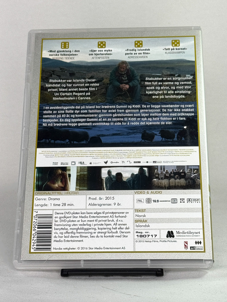 Bakside av DVD-cover til Stabukker (Hrútar) med filmomtale og festivalinfo; brukt DVD hos Brukbar Film.