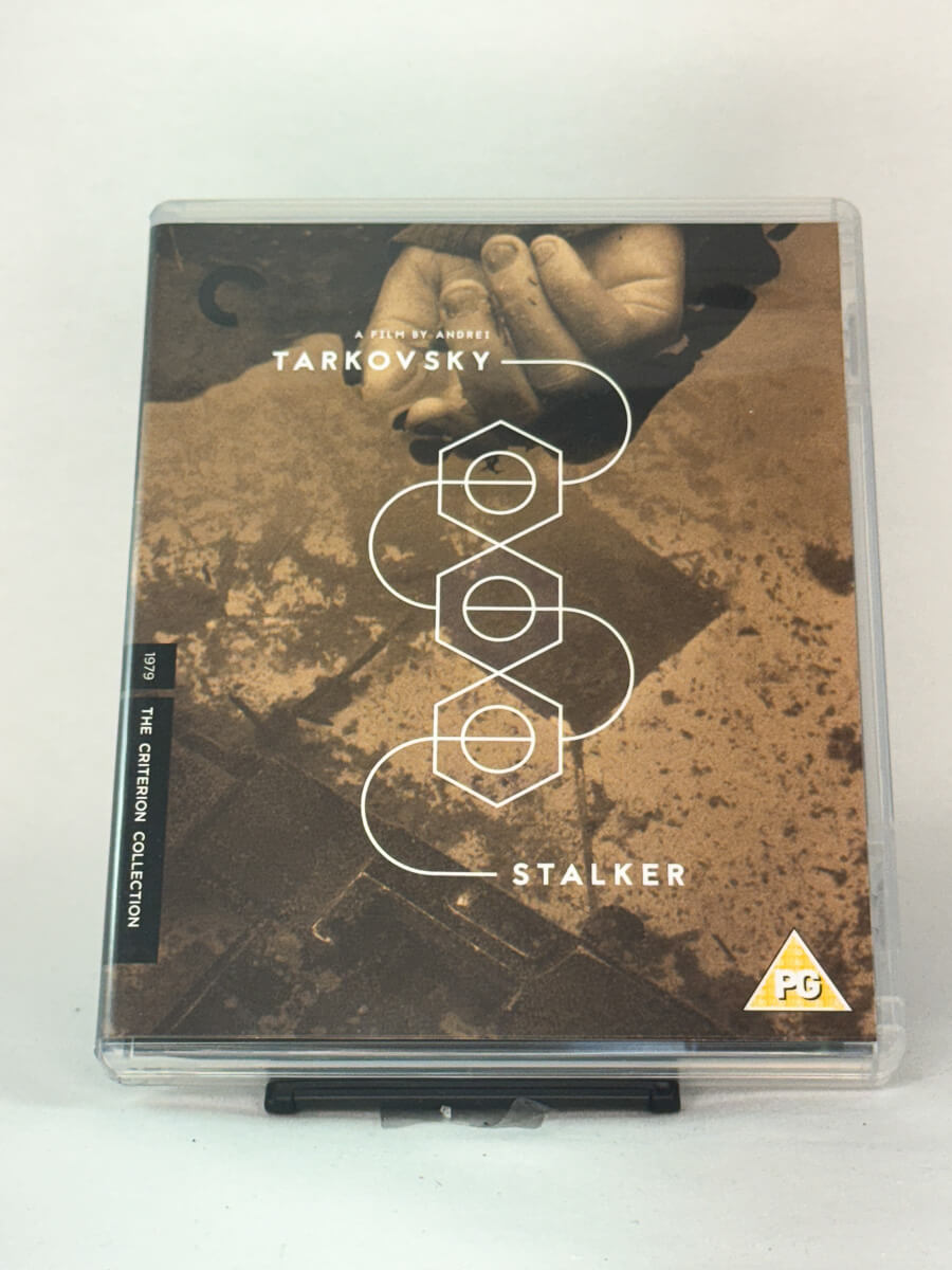Forside av Blu-ray-cover for Stalker – Andrei Tarkovskys tidløse sci-fi-klassiker i Criterion Collection-utgave, brukt Blu-ray hos Brukbar Film.