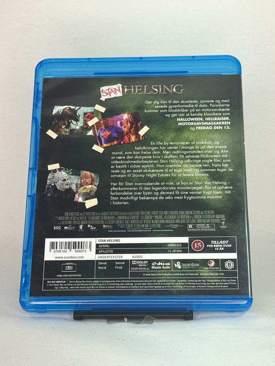 Bakside av Blu-ray-cover til Stan Helsing – komisk tolkning av skrekkklassikere samlet i én film, Blu-ray-utgave hos Brukbar Film.