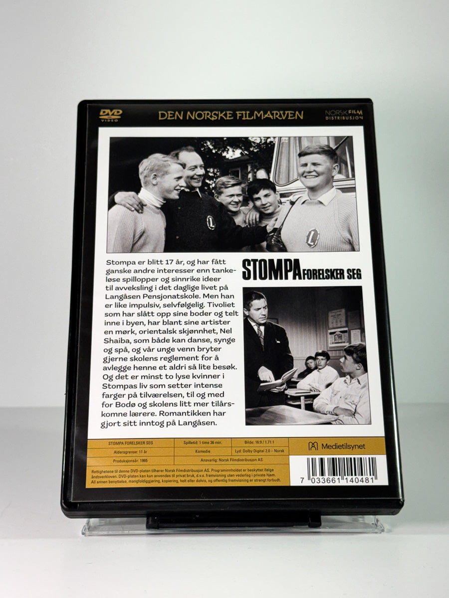 Bakside av cover til Stompa forelsker seg, bruktfilm på DVD hos Brukbar Film