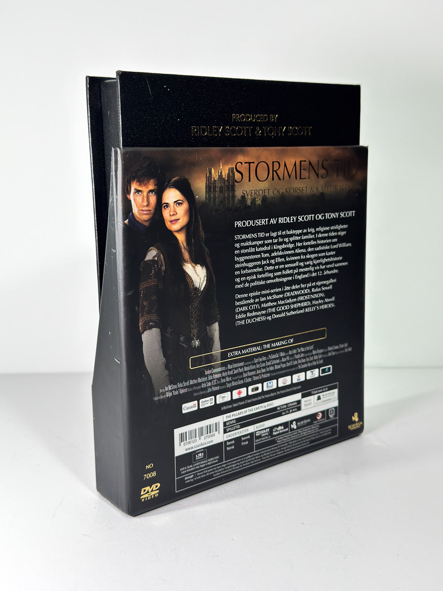 Bakside av cover til Stormens Tid – Sværdet og Korset & Katedralen på DVD