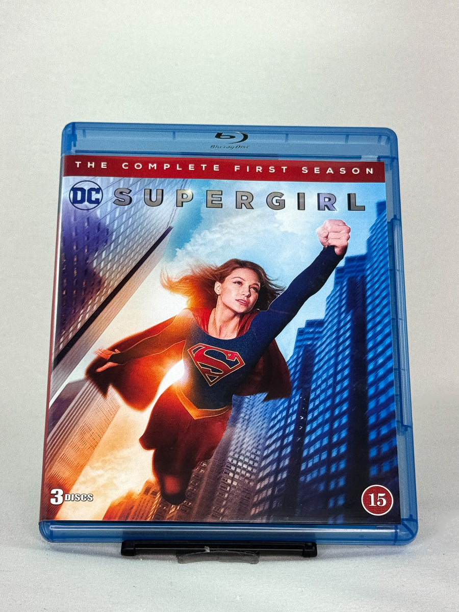 Forside av Blu-ray-cover til Supergirl sesong 1 – original brukt TV-serie på Blu-ray fra Brukbar Film