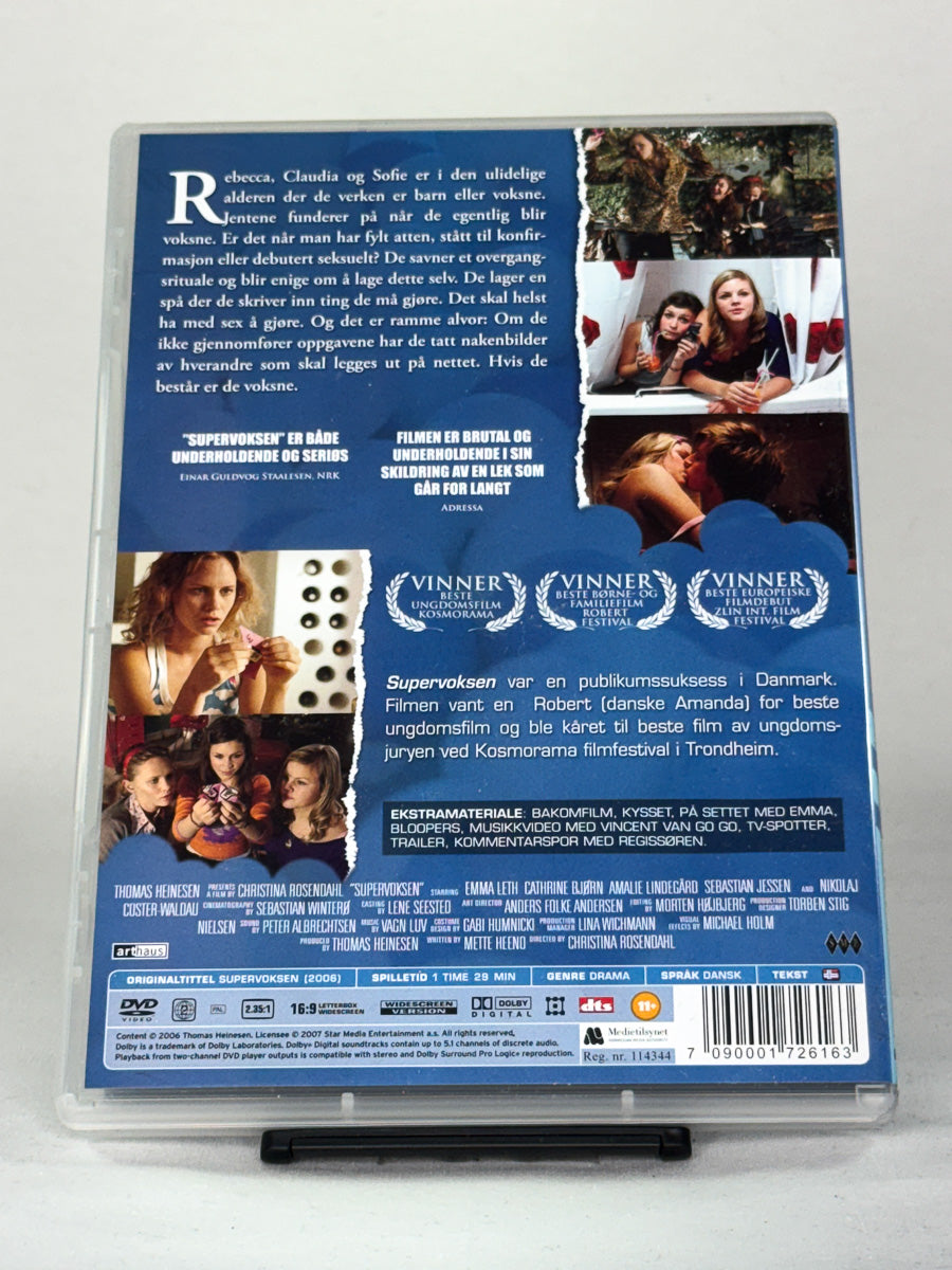 Bakside av DVD-cover Supervoksen – brukt film fra Danmark om ungdom og identitet, originalomslag fra Brukbar Film