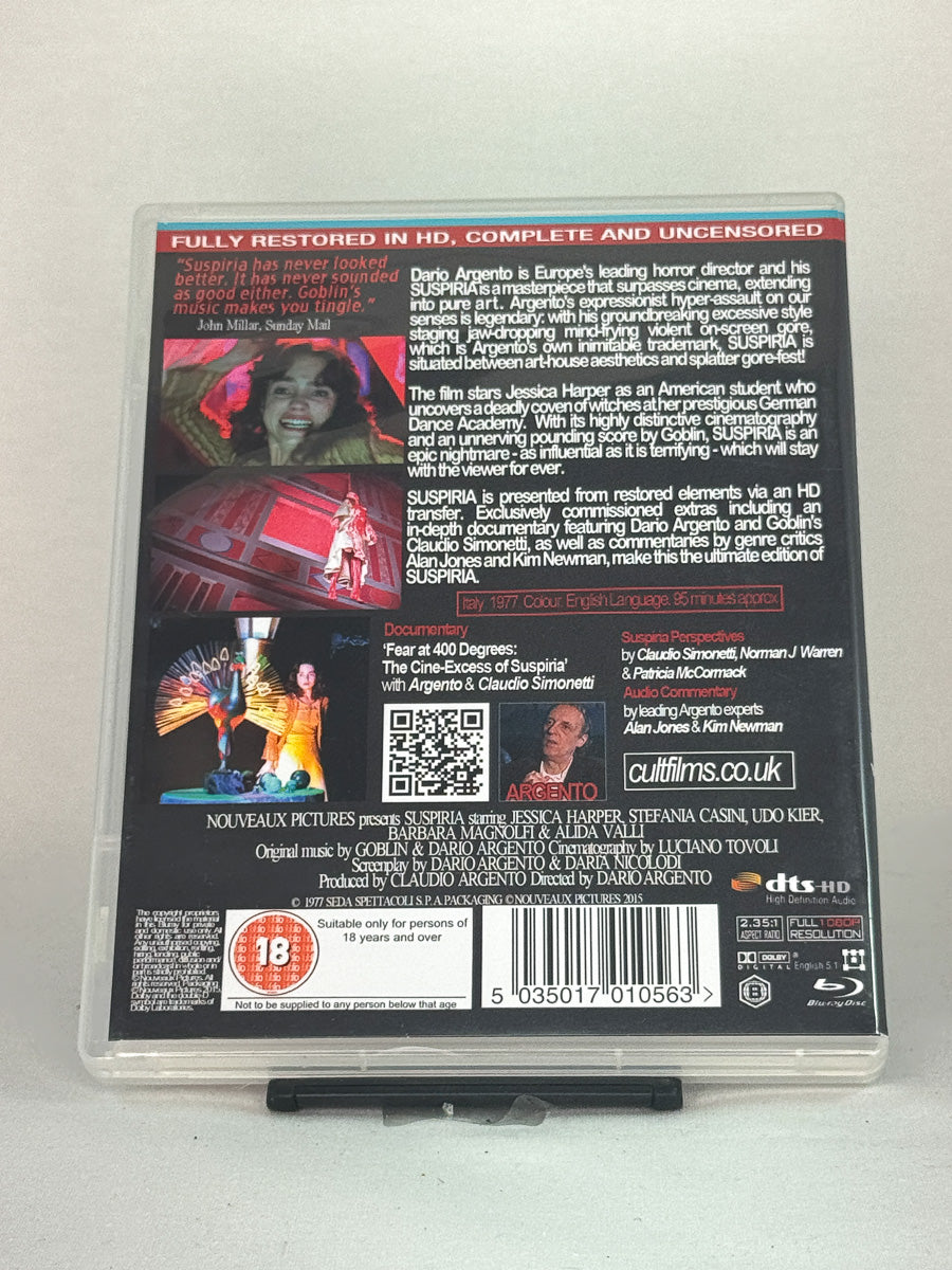 Bakside av Blu-ray-cover til Suspiria – fargerik og intens kultklassiker innen italiensk horror, brukt Blu-ray tilgjengelig hos Brukbar Film.