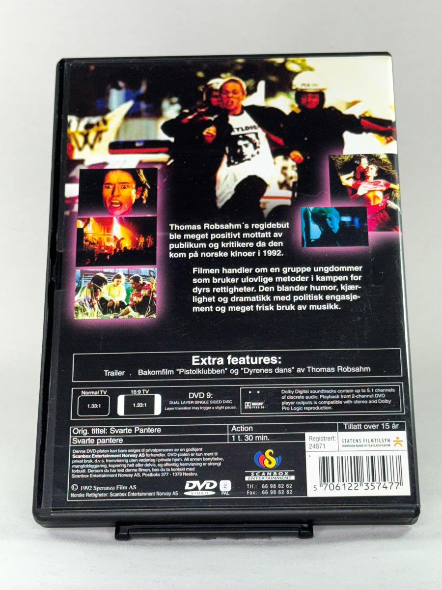 DVD-bakside til filmen Svart pantere
Baksiden viser info, spesifikasjoner og eventuell ekstratekst – produktbilde fra nettbutikken Brukbar Film