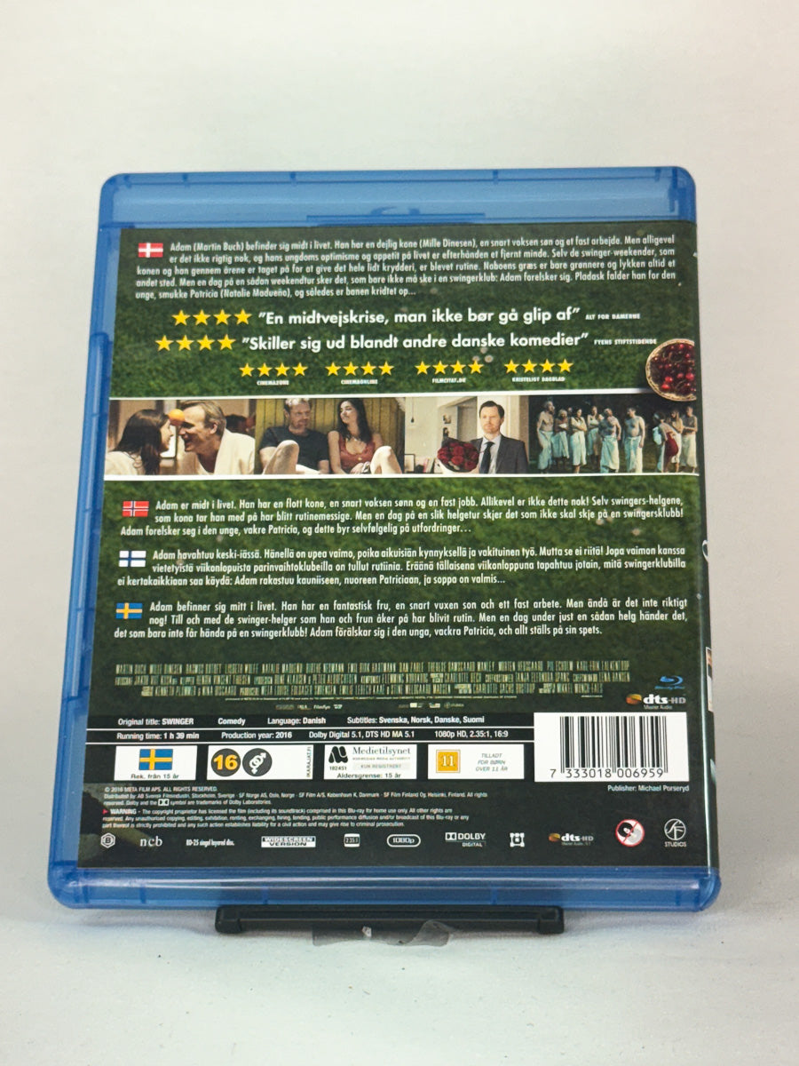 Bakside av Blu-ray-cover for Swinger – brukt Blu-ray-utgivelse av dansk komedie/drama hos Brukbar Film