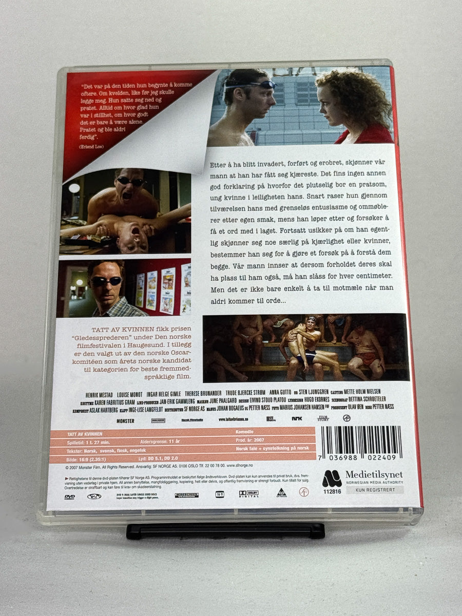 Bakside av DVD-cover til Tatt av kvinnen – norsk film regissert av Petter Næss med Trond Fausa Aurvåg og Marian Saastad Ottesen, brukt DVD tilgjengelig hos Brukbar Film