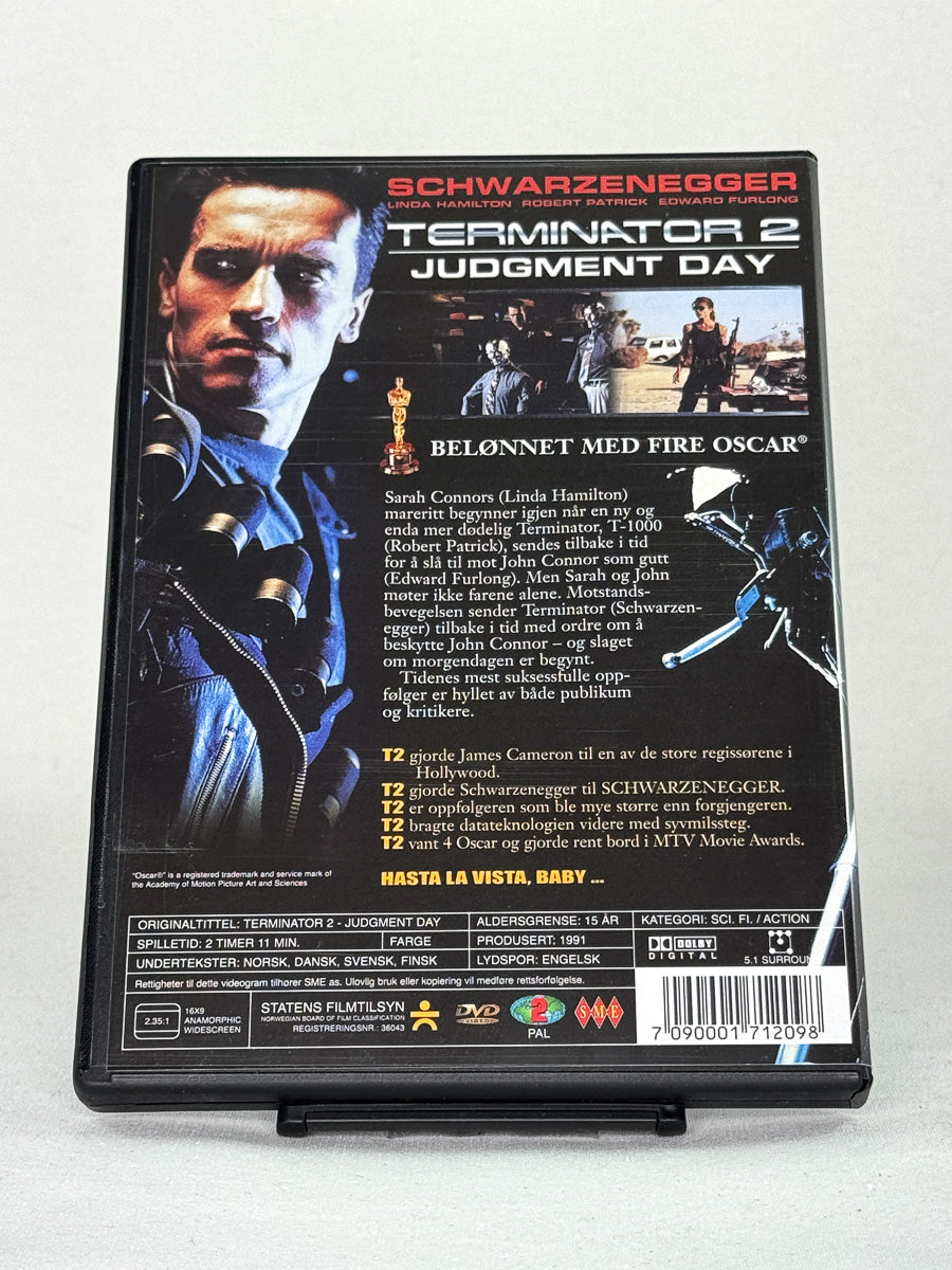 Bakside av DVD-cover til Terminator 2: Judgment Day – James Camerons prisbelønte actionklassiker med Arnold Schwarzenegger, brukt DVD tilgjengelig hos Brukbar Film