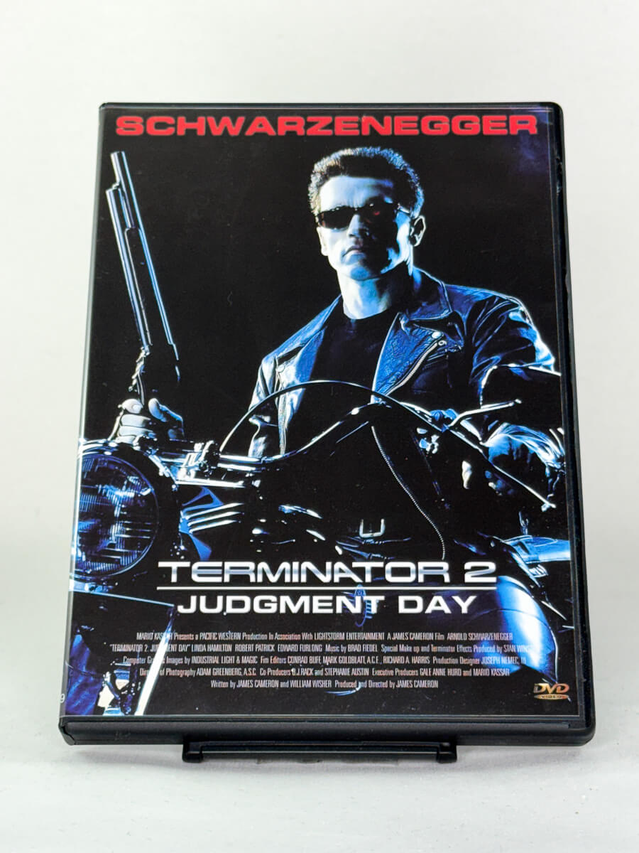 Forside av DVD-cover til Terminator 2: Judgment Day med Arnold Schwarzenegger – ikonisk sci-fi actionklassiker på brukt DVD fra Brukbar Film