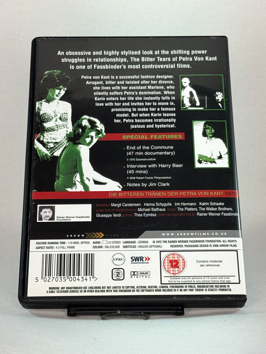 Bakside av DVD-cover for filmen The Bitter Tears of Petra von Kant – detaljer om Fassbinders psykologiske drama med Margit Carstensen og Hanna Schygulla, brukt DVD fra Brukbar Film.
