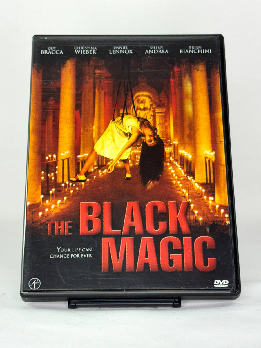 Forside av DVD-cover til The Black Magic – mystisk thriller med mørk atmosfære og overnaturlige elementer, tilgjengelig hos Brukbar Film.