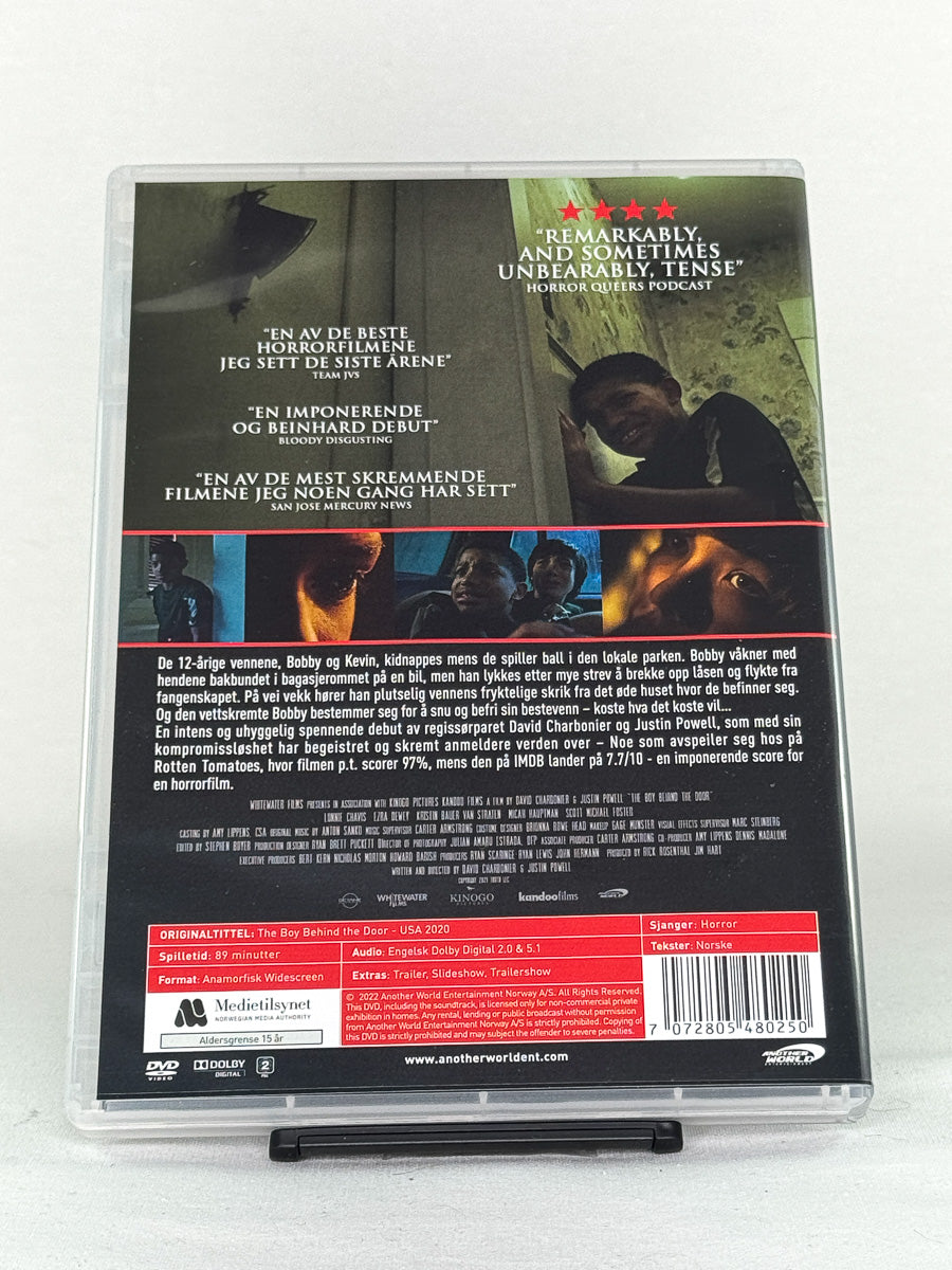DVD-bakside til filmen The Boy Behind the Door
Baksiden viser info, spesifikasjoner og eventuell ekstratekst – produktbilde fra nettbutikken Brukbar Film