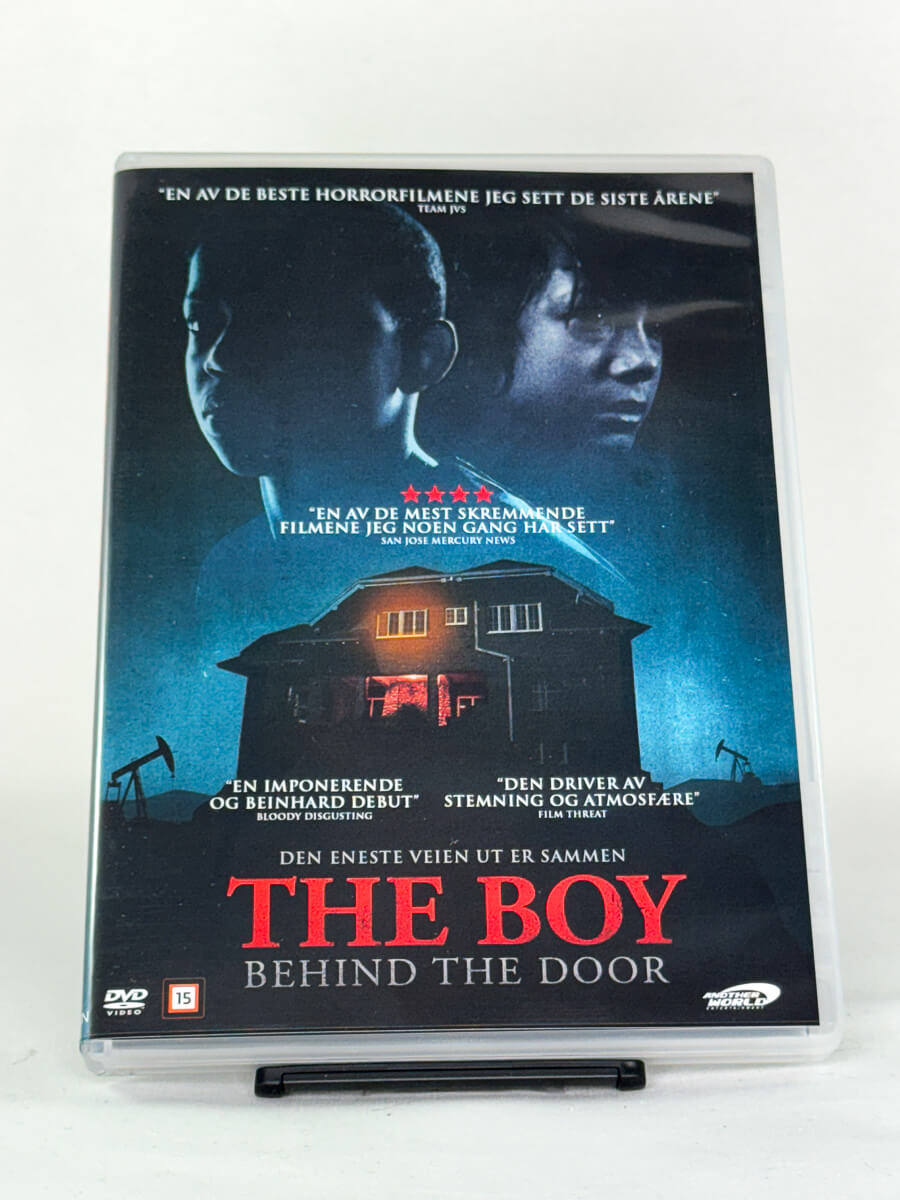 DVD-forside til filmen The Boy Behind the Door
Originalt cover brukt for produktbilde i nettbutikken Brukbar Film