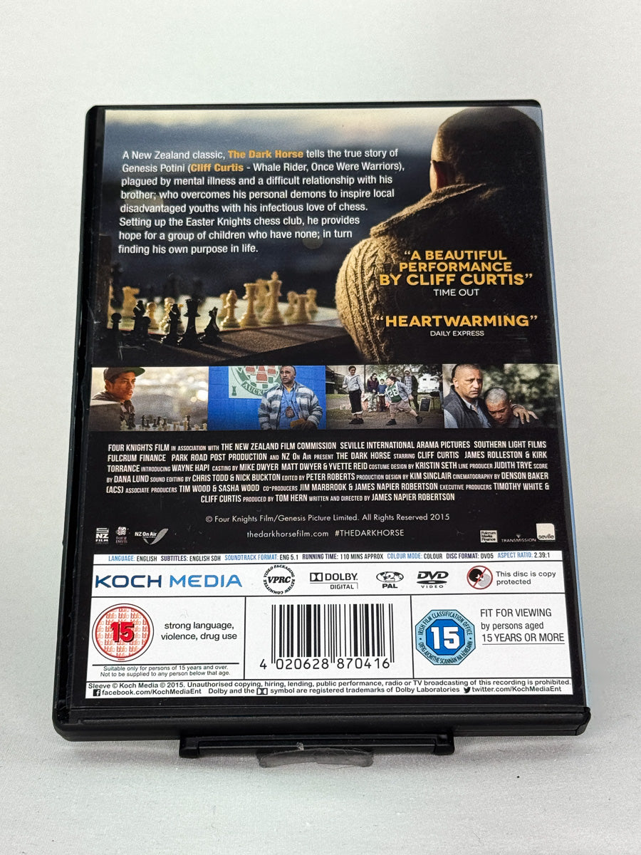 Bakside av DVD-cover til The Dark Horse – gripende nyzealandsk drama basert på en sann historie, second hand DVD-film fra Brukbar Film.