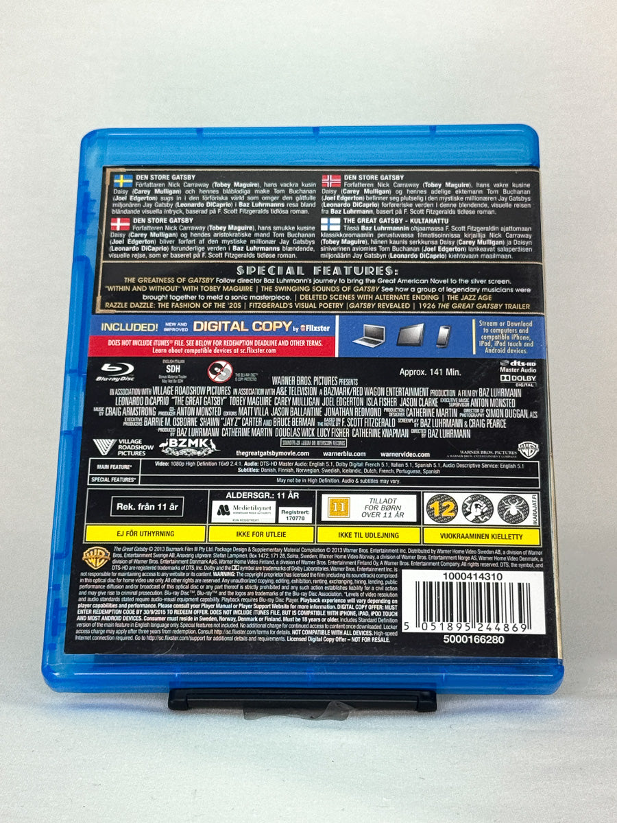 Bakside av Blu-ray-cover for The Great Gatsby – detaljer om ekstramateriale, språk og spesifikasjoner, brukt Blu-ray hos Brukbar Film.
