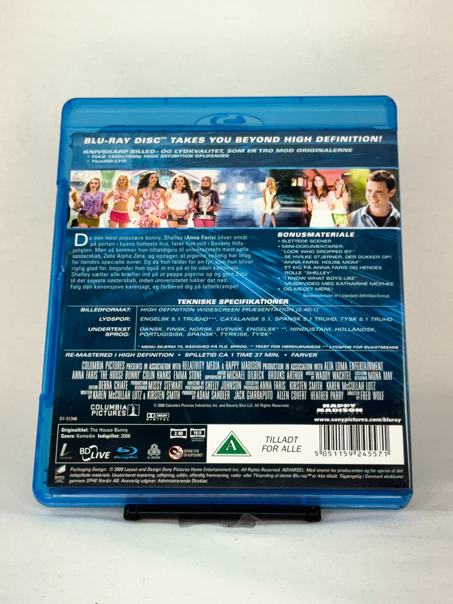 Bakside av Blu-ray-cover til The House Bunny – lettbeint og fargerik komedie med humor, vennskap og selvironi, brukt Blu-ray hos Brukbar Film.