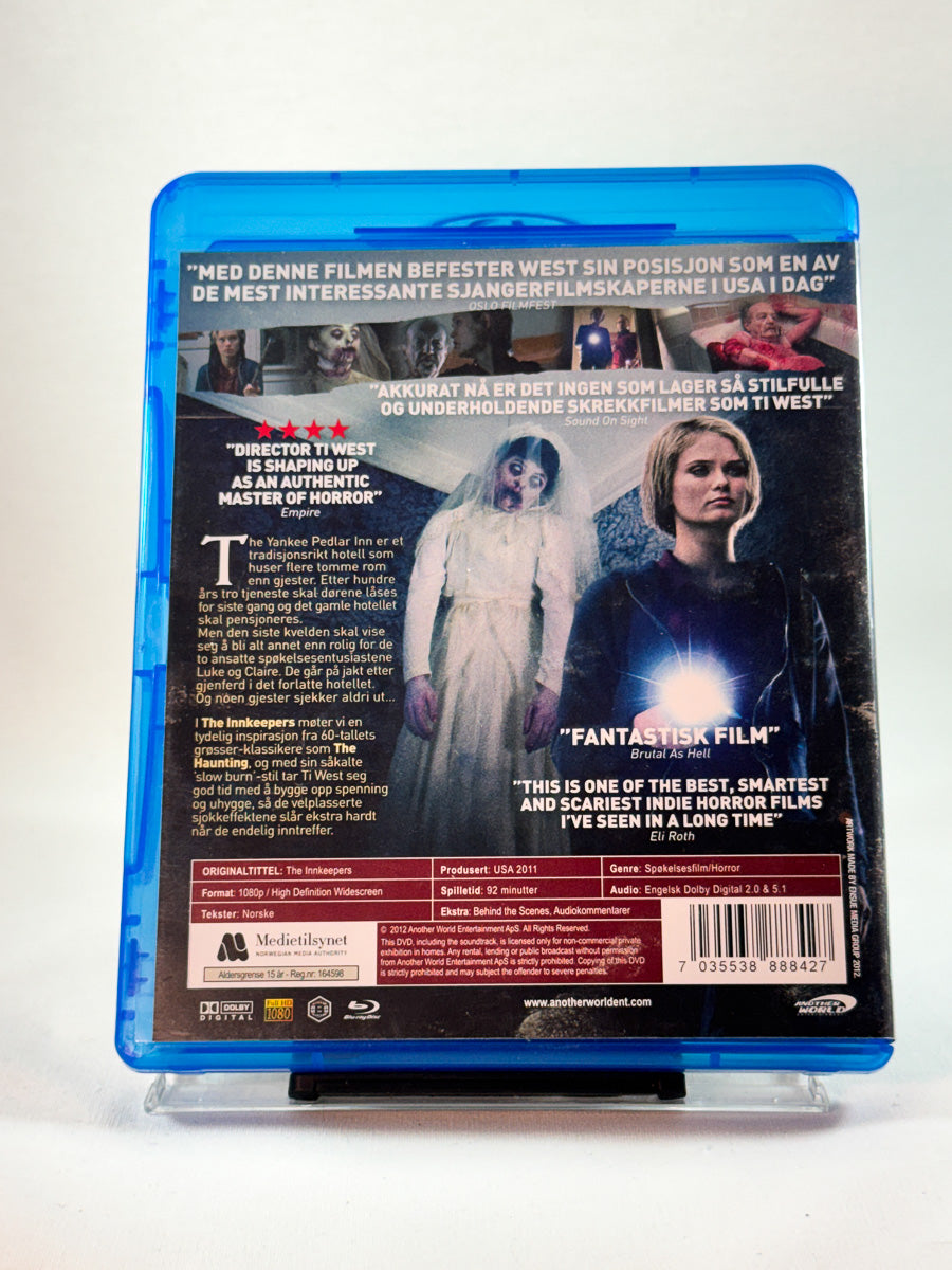 Bakside av cover til The Innkeepers, brukt Blu-ray film hos nettbutikken Brukbar Film