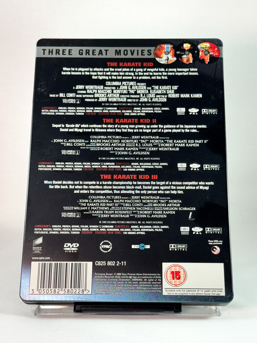 Bakside av DVD-cover til The Karate Kid 1, II & III, ikoniske 80-tallsfilmer om karate og mestring, brukt DVD hos Brukbar Film