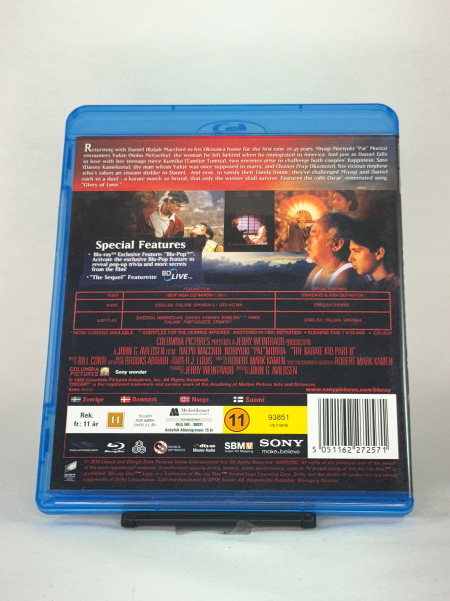 Bakside av Blu-ray-cover for The Karate Kid II – informasjon om rollebesetning, handling og spesifikasjoner, brukt film hos Brukbar Film.