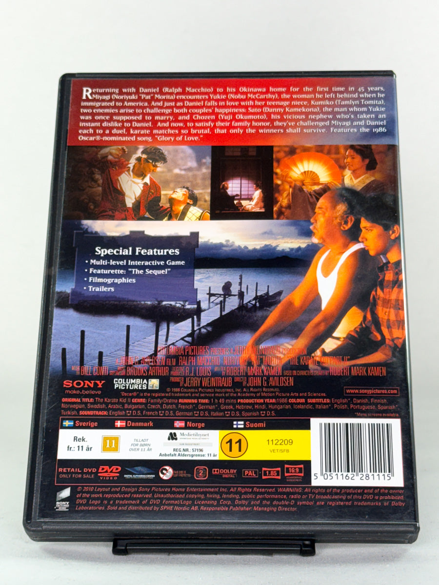 Bakside av DVD-cover til The Karate Kid II – informasjon og spesifikasjoner, brukt DVD hos Brukbar Film