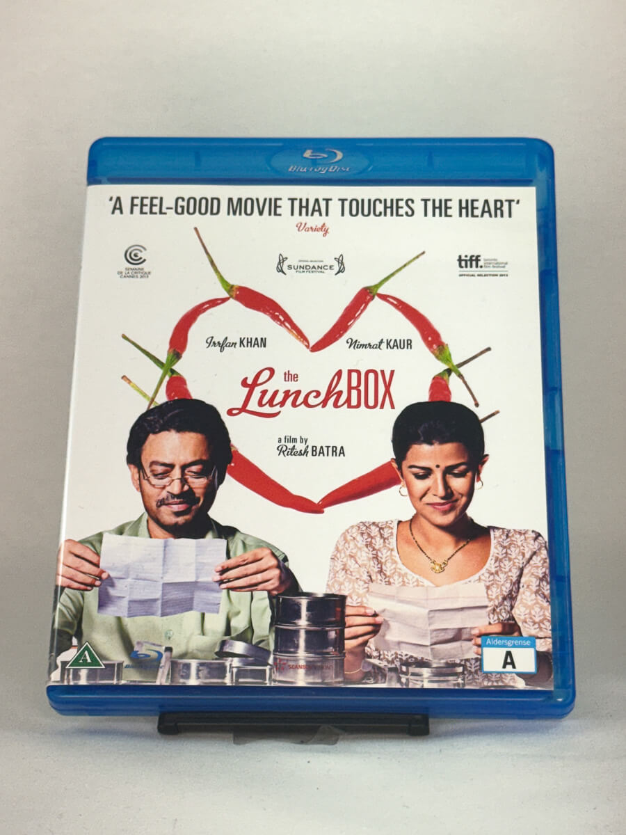 Forside av Blu-ray-cover til The Lunchbox – indisk drama om uventet vennskap og menneskelig nærhet med Irrfan Khan og Nimrat Kaur, brukt Blu-ray hos Brukbar Film.