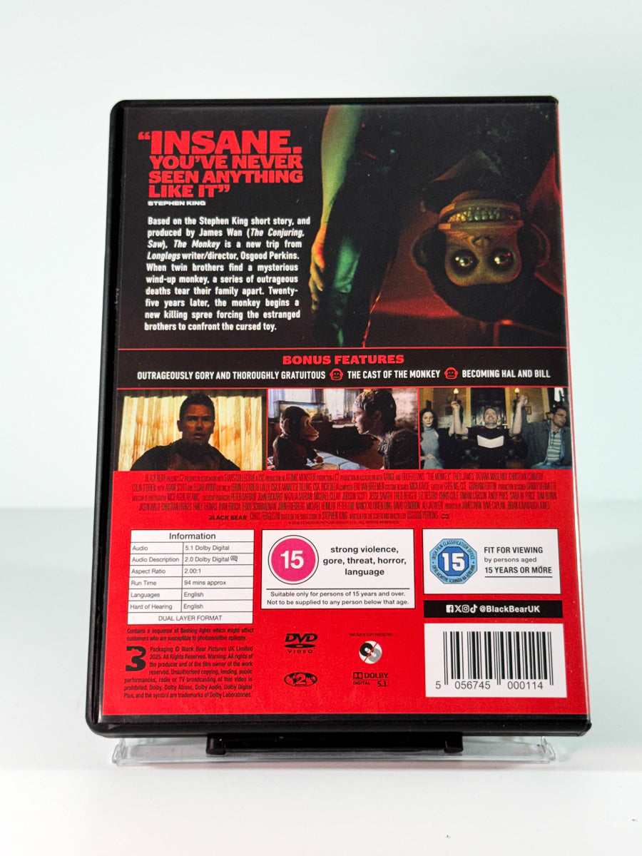 Bakside av cover til The Monkey, brukt original DVD hos Brukbar Film