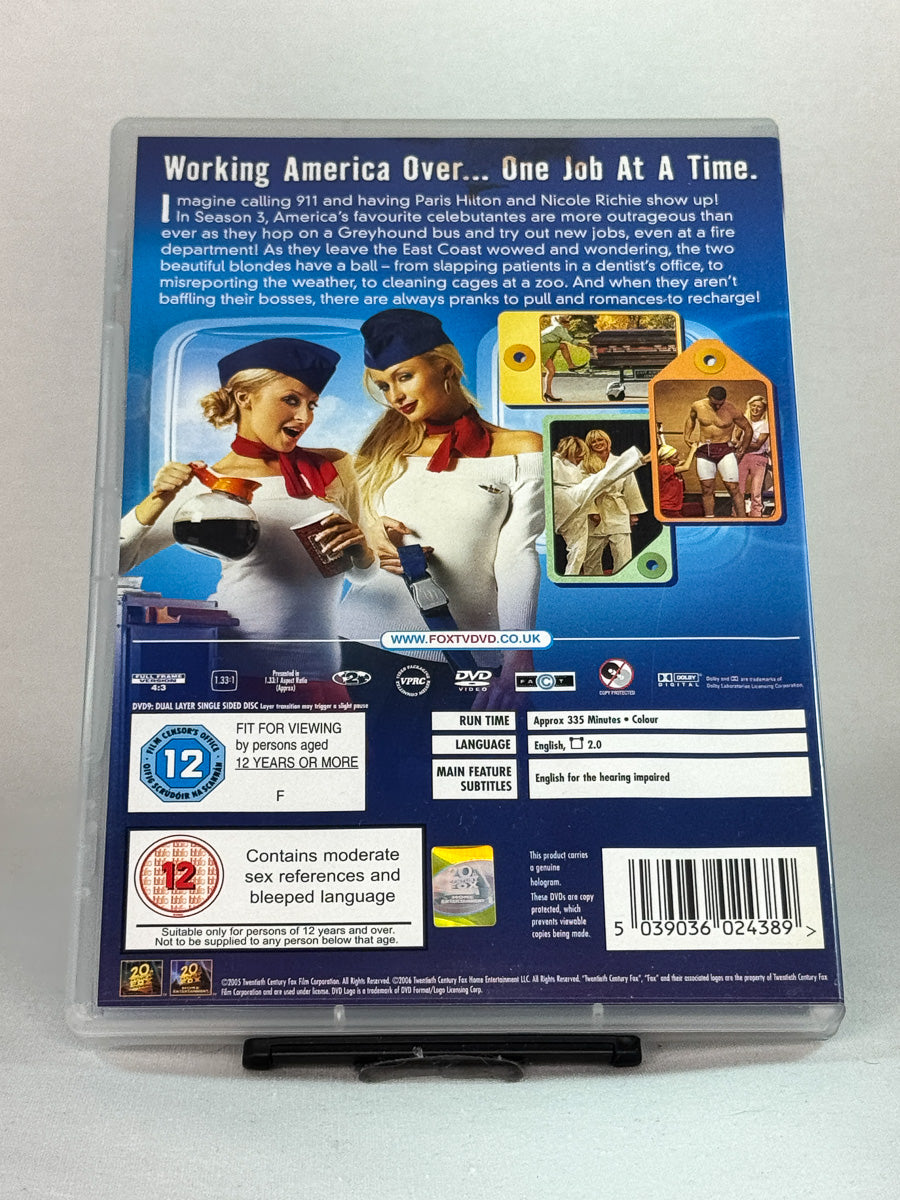 Bakside av DVD-cover for The Simple Life 3 – Interns – populær realityserie utgitt på DVD med engelsk lyd og tekst, hos Brukbar Film.