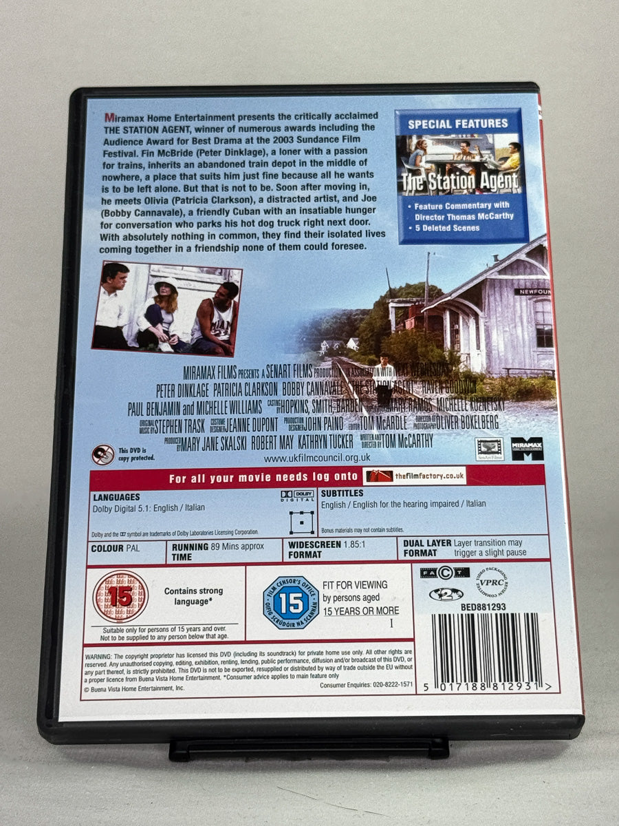 Bakside av DVD-cover til The Station Agent med filmfakta og teknisk info; brukt DVD hos Brukbar Film.