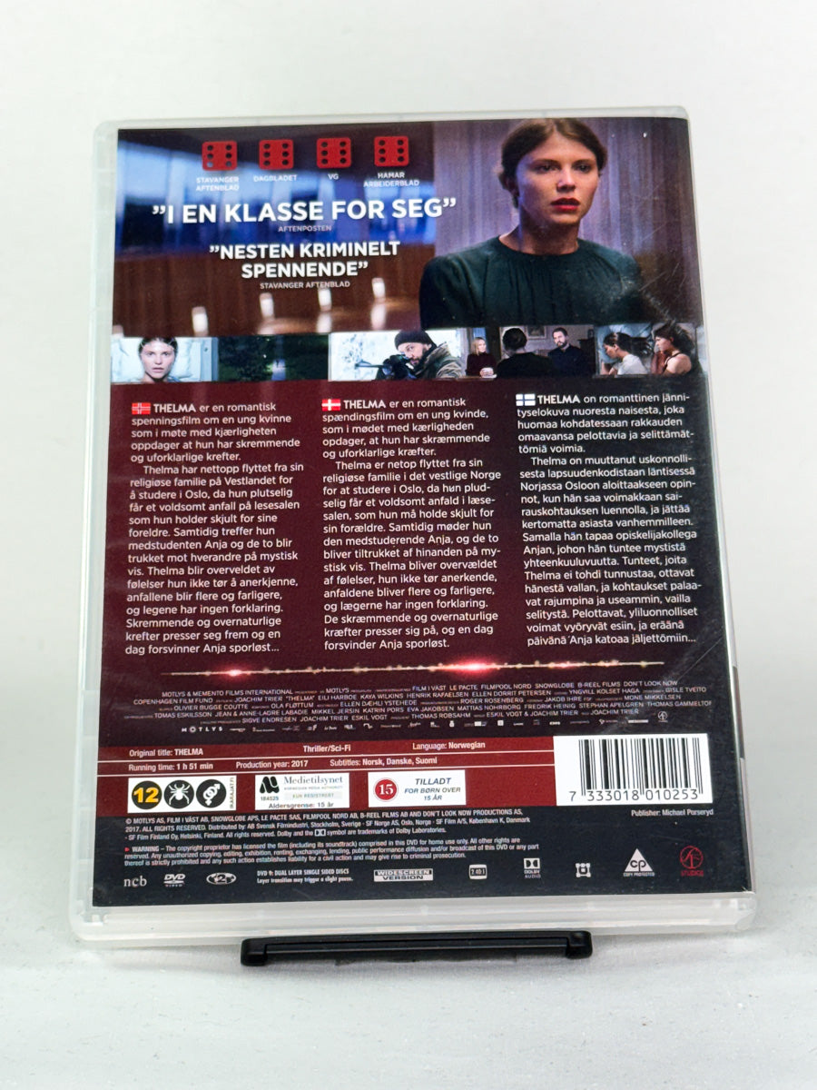 Bakside av DVD-cover for filmen Thelma – brukt originalfilm på DVD, tilgjengelig i nettbutikken Brukbar Film