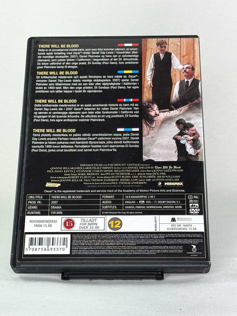 Bakside av DVD-cover for filmen There Will Be Blood – brukt originalfilm på DVD, klassisk drama tilgjengelig hos Brukbar Film