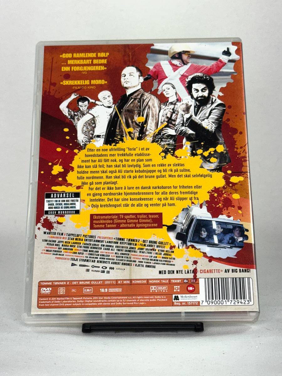 DVD-bakside til filmen Tomme Tønner 2 – Det brune gullet
Baksiden viser info, spesifikasjoner og eventuell ekstratekst – produktbilde fra nettbutikken Brukbar Film