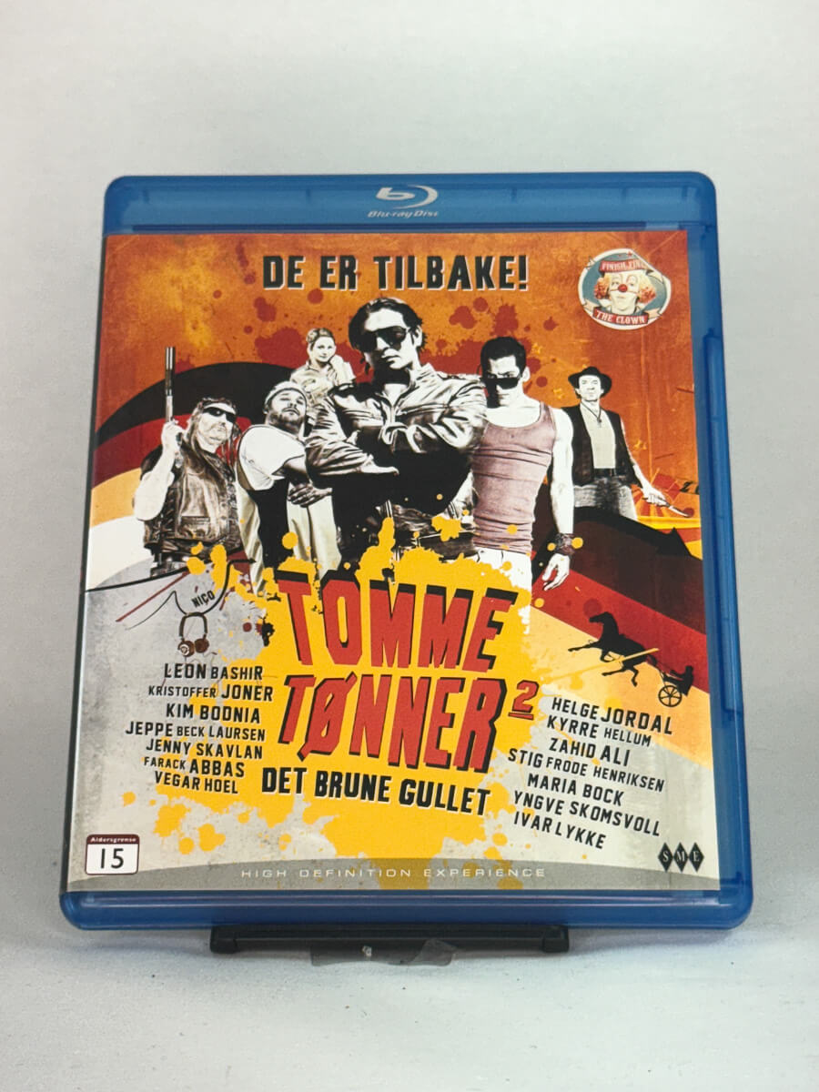 Forside av DVD-cover til Tomme Tønner 2 – Det brune gullet – norsk actionkomedie, brukt forside hos Brukbar Film