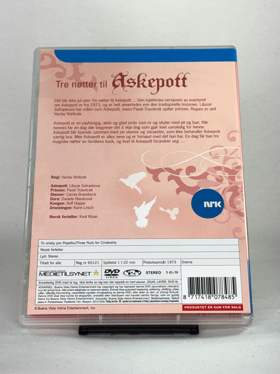 Bakside av DVD-cover til Tre nøtter til Askepott – tjekkisk eventyrfilm fra 1973 med norsk forteller Knut Risan, brukt DVD tilgjengelig hos Brukbar Film