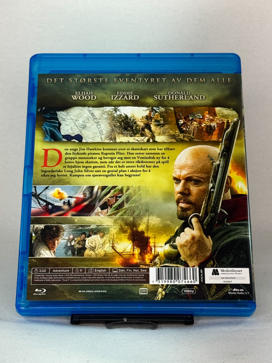 Bakside av Blu-ray-cover til Treasure Island – Skattekammerøya – eventyrfilm basert på Robert Louis Stevensons bok, full av pirater og skatter, brukt Blu-ray hos Brukbar Film.