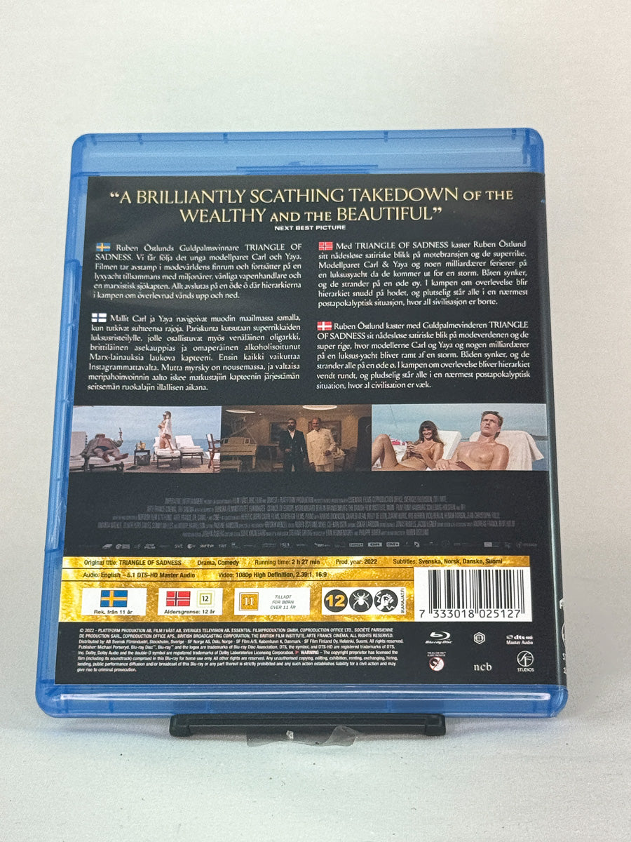 Bakside av Blu-ray-cover for Triangle of Sadness – brukt Blu-ray-film i komedie/drama-sjangeren hos Brukbar Film