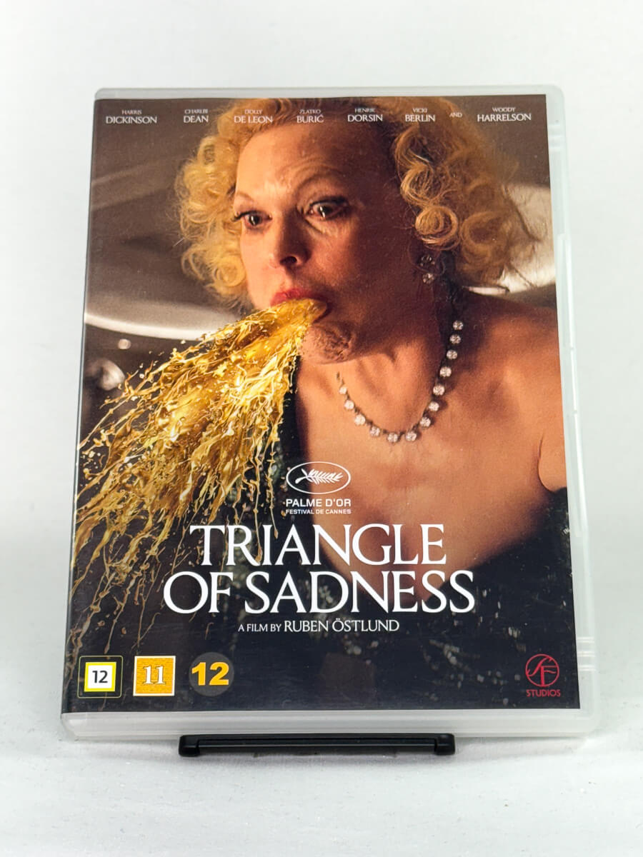 Forside av DVD-cover til Triangle of Sadness – prisvinnende satire på brukt DVD hos Brukbar Film